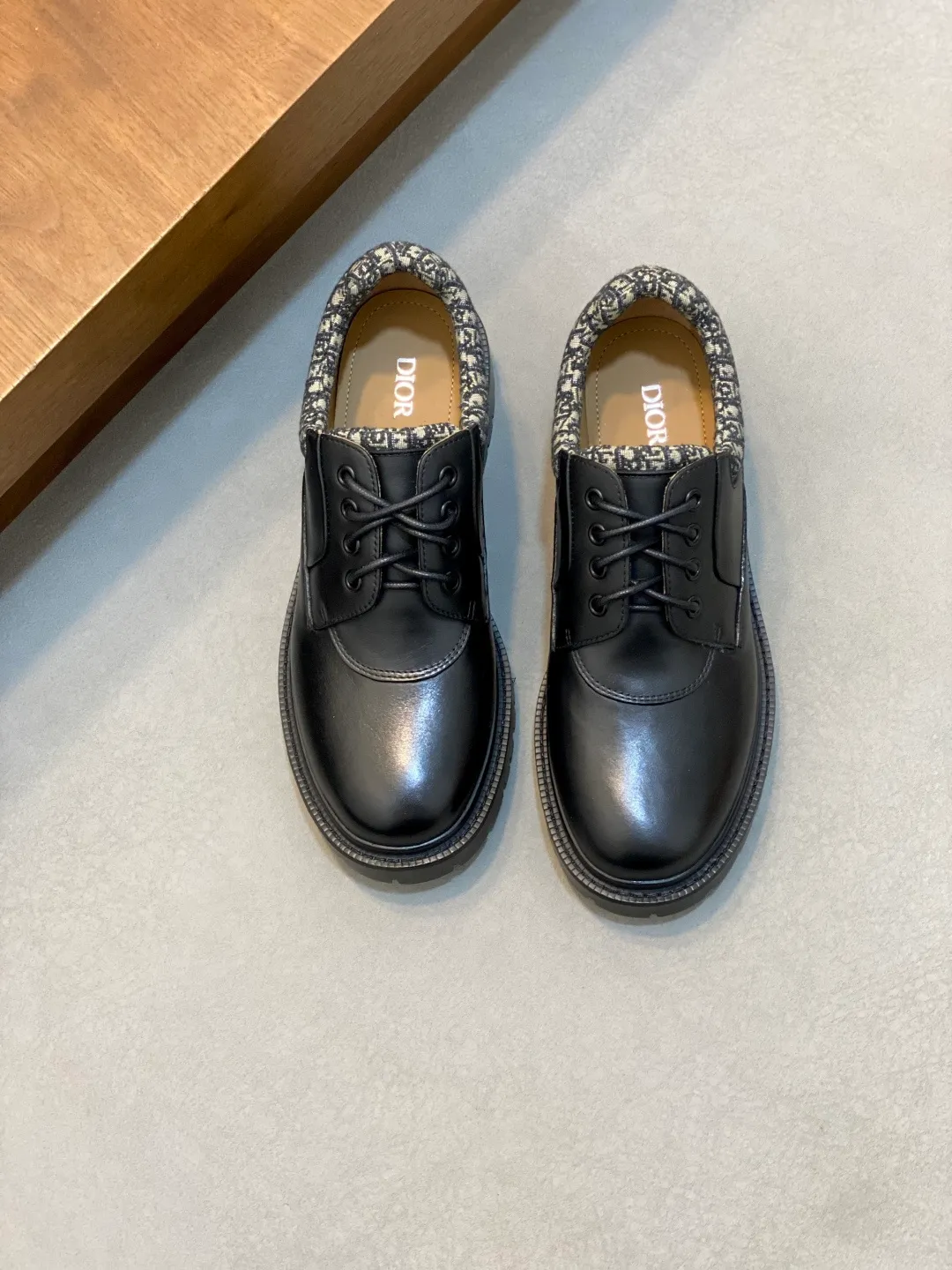 [DIOR] Top P: 820💰 Size: 39-44 (38.45. Can be customized) 2025ss Dior Dio* - Autumn and winter luxury men's moccasin shoes, purely handmade, both inside and outside are imported first-layer cowhide, high-end boutique and exquisite craftsmanship. Original TPU combination outsole. Wear a noble gentleman's taste. The best last type has been carefully debugged. Comfortable.